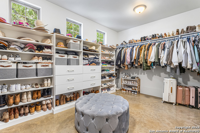 Listing photo id 18 for 211 Spacious Sky