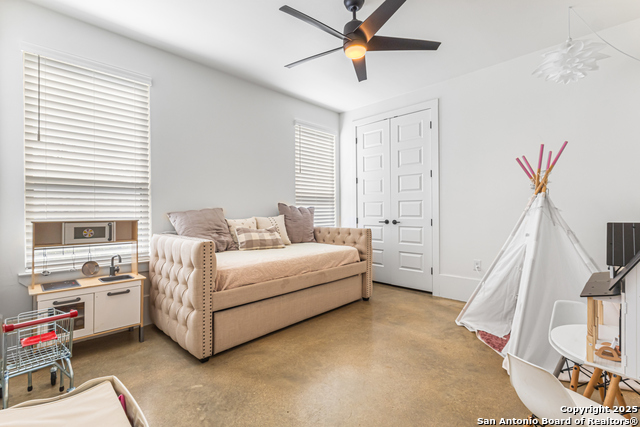 Listing photo id 19 for 211 Spacious Sky