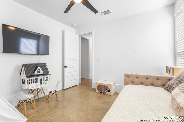 Listing photo id 20 for 211 Spacious Sky