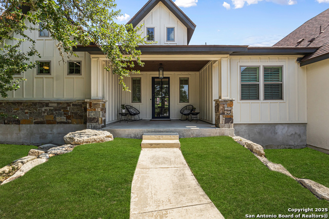 Listing photo id 1 for 211 Spacious Sky