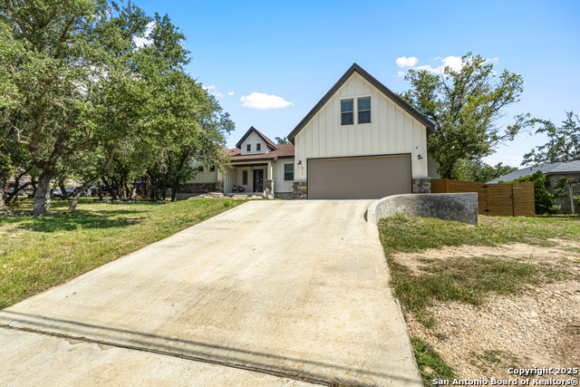 Listing photo id 41 for 211 Spacious Sky