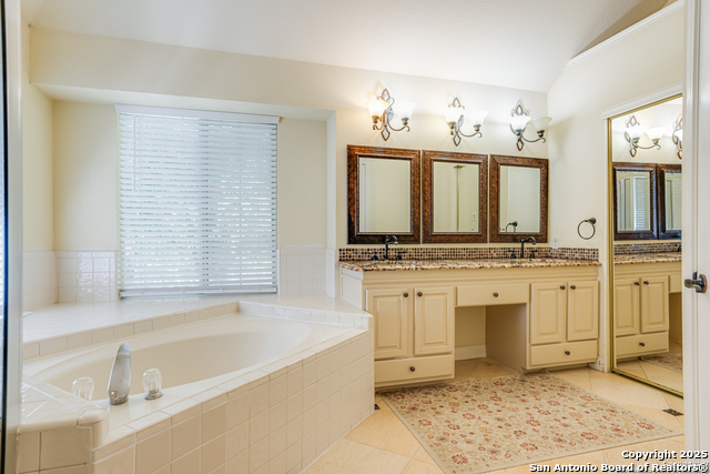 Listing photo id 11 for 4514 Shavano