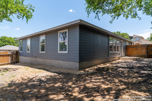 Listing photo id 18 for 8827 Dream Ave