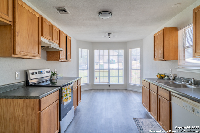 Listing photo id 5 for 8827 Dream Ave