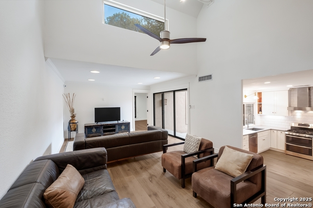 Image 8 of 27 For 11306 Shadow Path