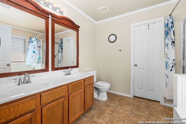 Listing photo id 13 for 11619 Greenwood Oak