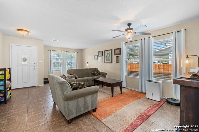 Listing photo id 3 for 11619 Greenwood Oak