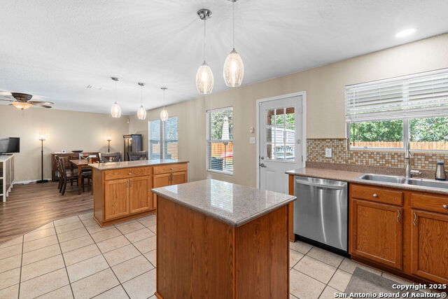 Listing photo id 7 for 11619 Greenwood Oak