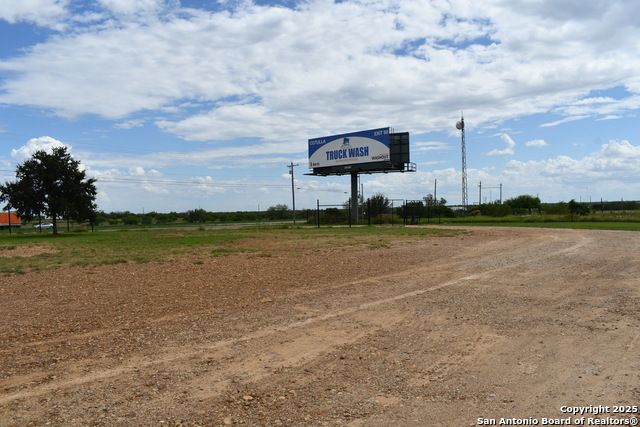 Image 17 of 50 For 13688 I-35 S