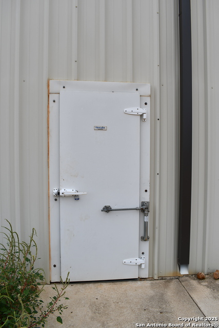 Image 21 of 50 For 13688 I-35 S