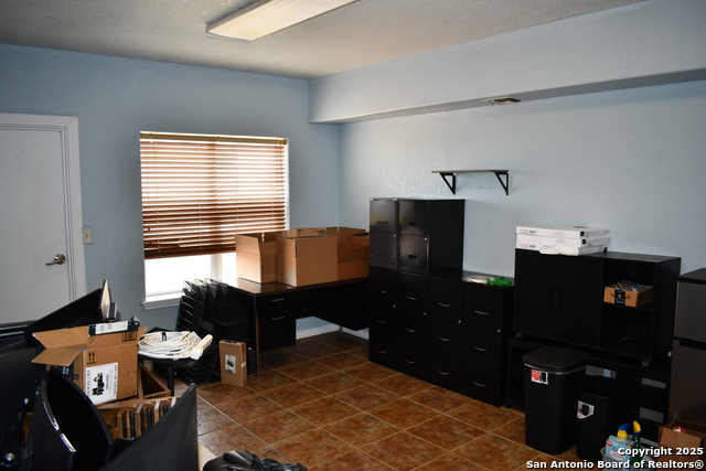 Image 27 of 50 For 13688 I-35 S