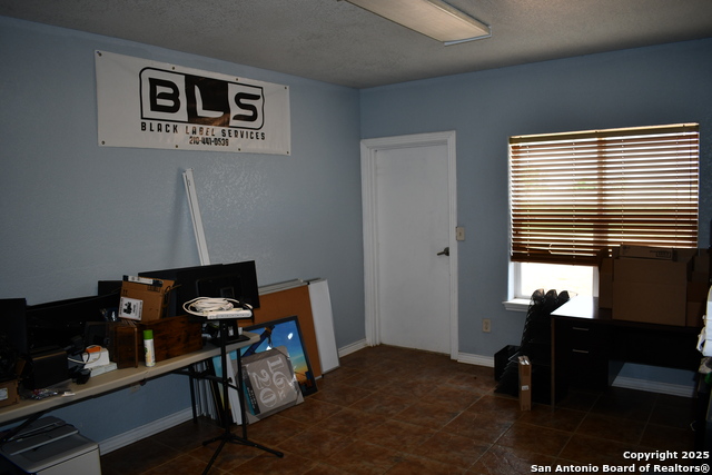 Image 28 of 50 For 13688 I-35 S