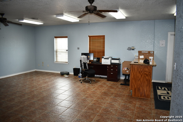 Image 33 of 50 For 13688 I-35 S