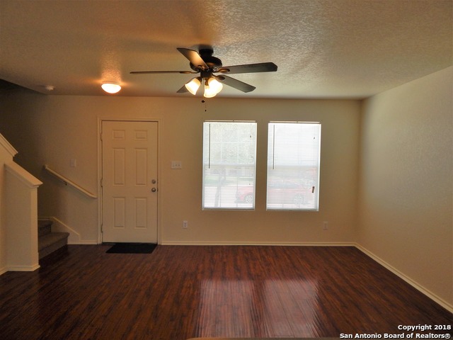Listing photo id 1 for 407 Orchard Willow