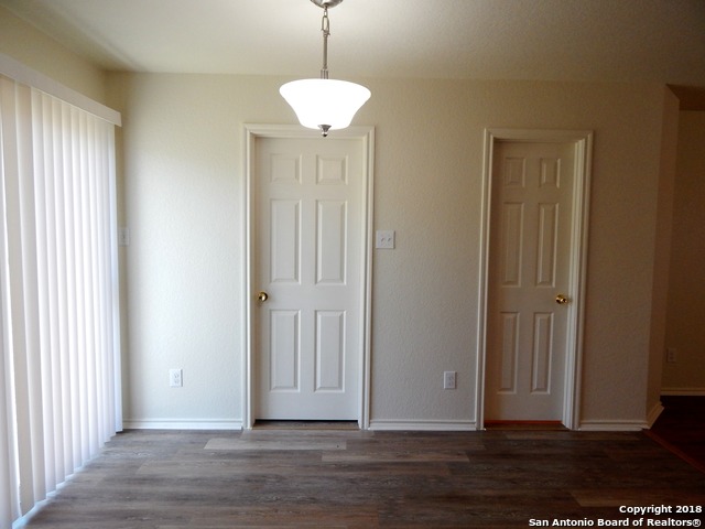 Listing photo id 7 for 407 Orchard Willow