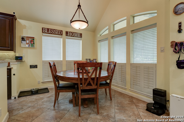 Listing photo id 9 for 27014 Trinity Bend