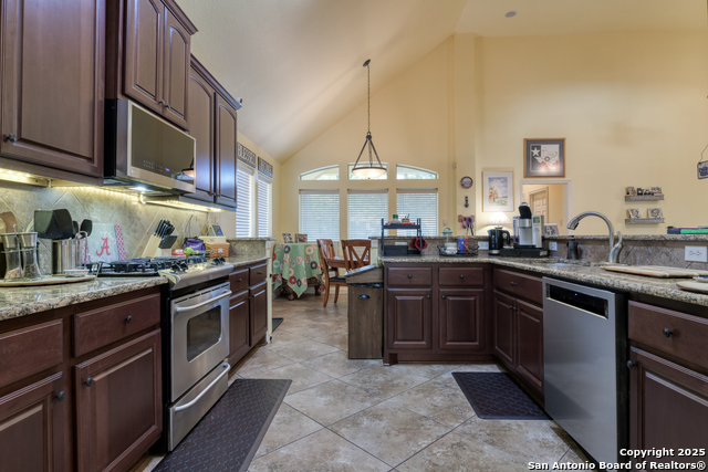 Listing photo id 12 for 27014 Trinity Bend