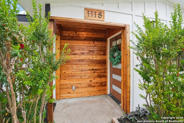 Listing photo id 1 for 1118 Shadwell