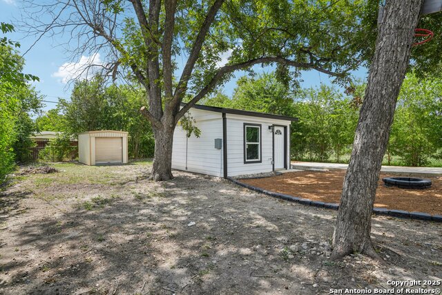 Listing photo id 31 for 1118 Shadwell