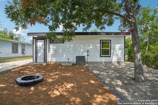 Listing photo id 36 for 1118 Shadwell