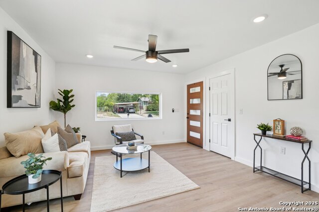 Listing photo id 3 for 1118 Shadwell