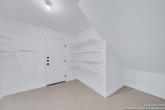 Listing photo id 13 for 105 Woodstone Pt