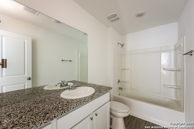 Listing photo id 14 for 2403 Lake  