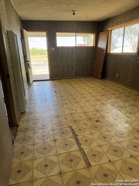 Listing photo id 8 for 613 Ross  