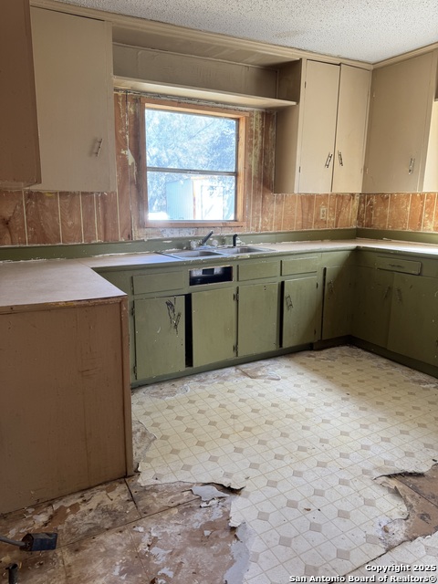 Listing photo id 9 for 613 Ross  