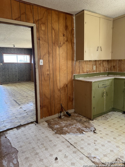 Listing photo id 11 for 613 Ross  