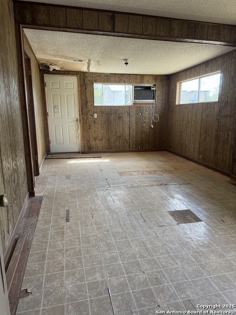 Listing photo id 12 for 613 Ross  