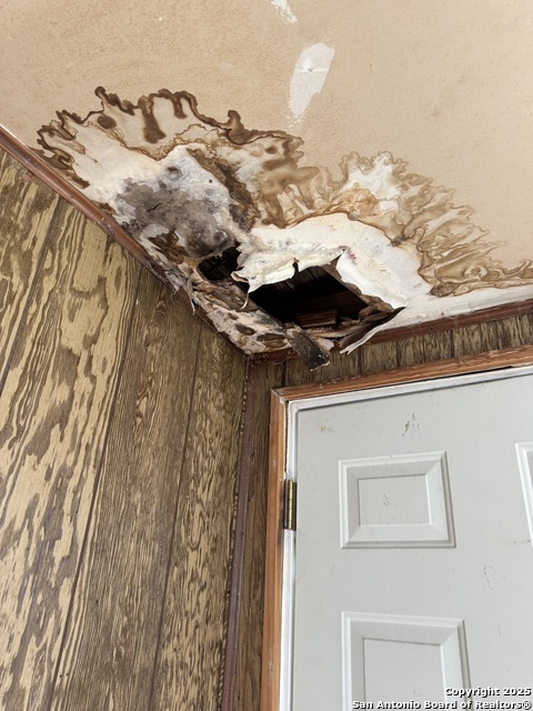 Listing photo id 13 for 613 Ross  