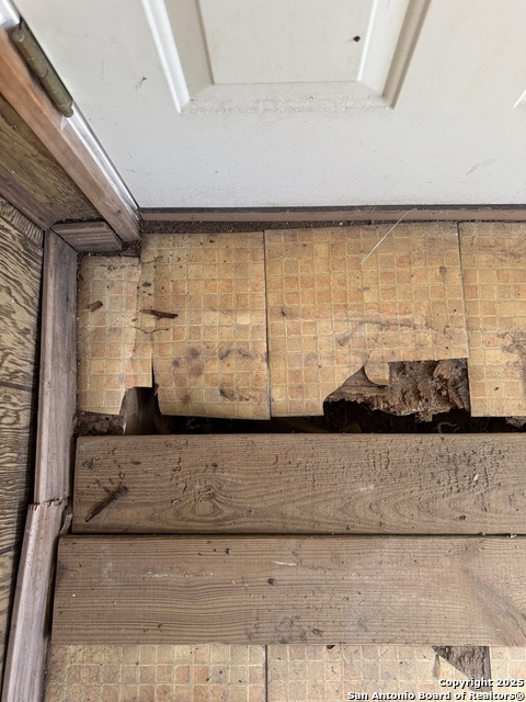 Listing photo id 14 for 613 Ross  