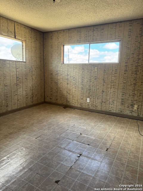 Listing photo id 15 for 613 Ross  