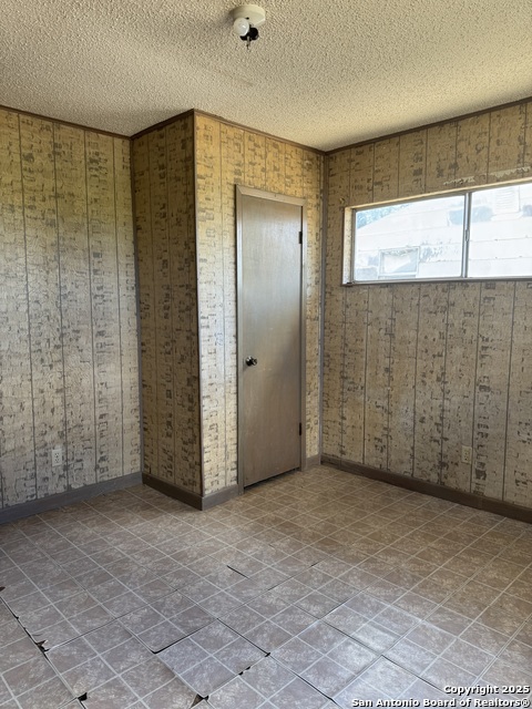 Listing photo id 16 for 613 Ross  