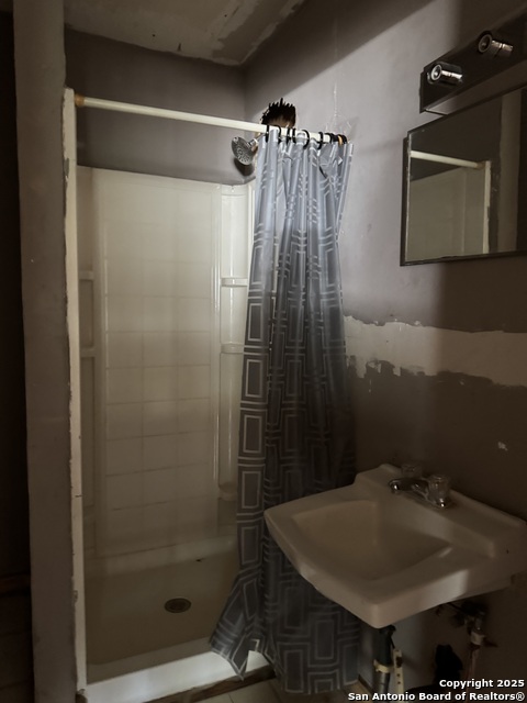 Listing photo id 17 for 613 Ross  