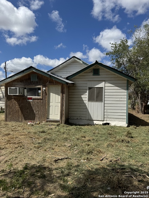 Listing photo id 0 for 613 Ross  