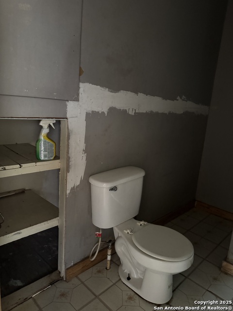 Listing photo id 18 for 613 Ross  