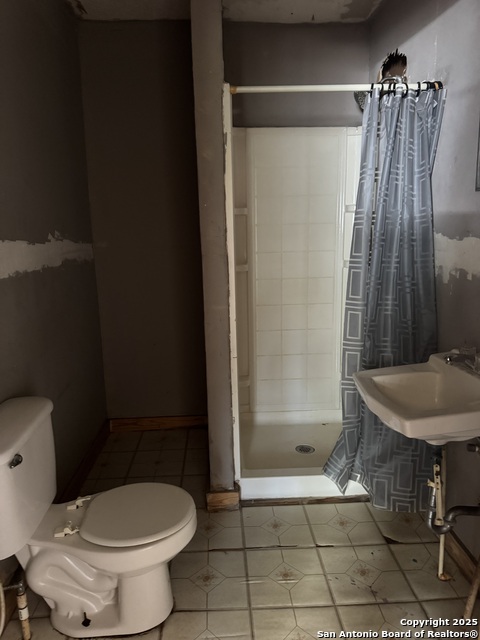 Listing photo id 19 for 613 Ross  