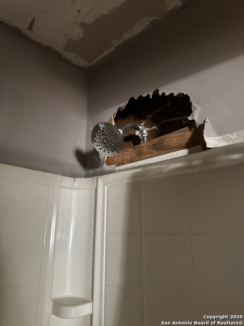 Listing photo id 20 for 613 Ross  