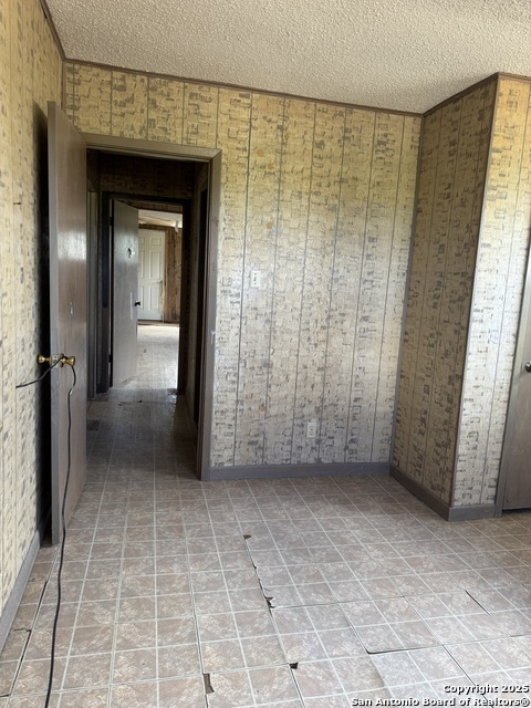 Listing photo id 21 for 613 Ross  