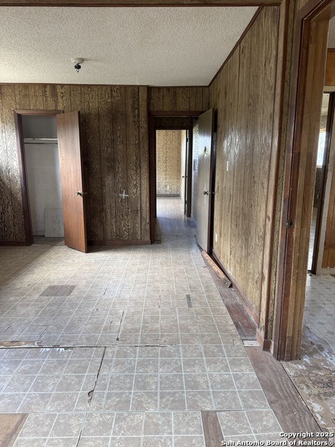 Listing photo id 23 for 613 Ross  