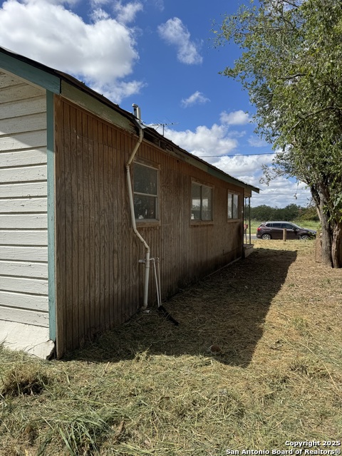 Listing photo id 3 for 613 Ross  