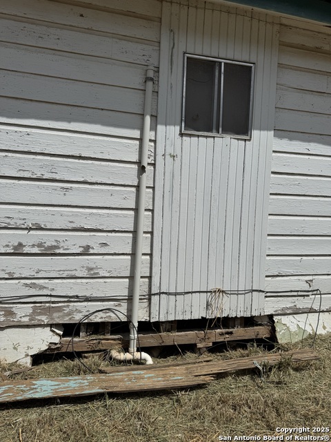 Listing photo id 5 for 613 Ross  