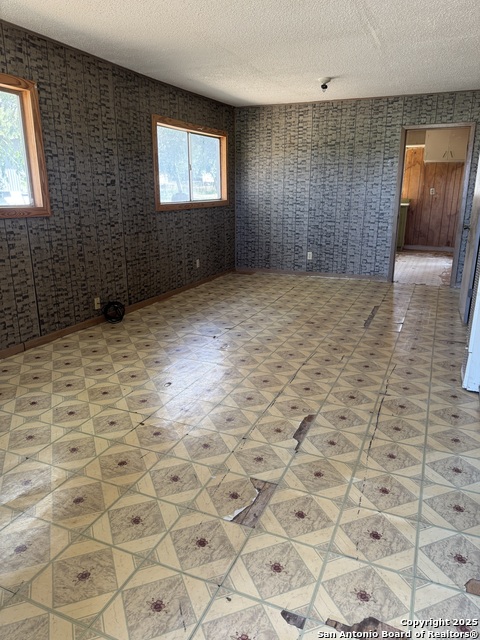 Listing photo id 7 for 613 Ross  