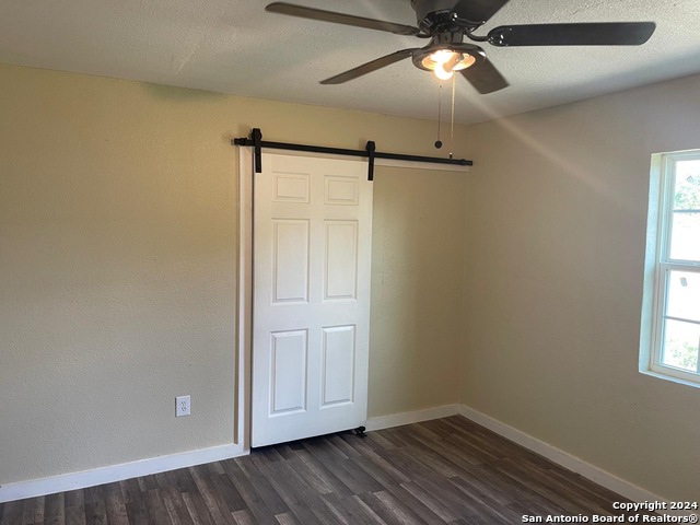 Listing photo id 8 for 516 Holland St E