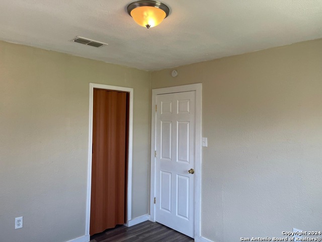 Listing photo id 9 for 516 Holland St E