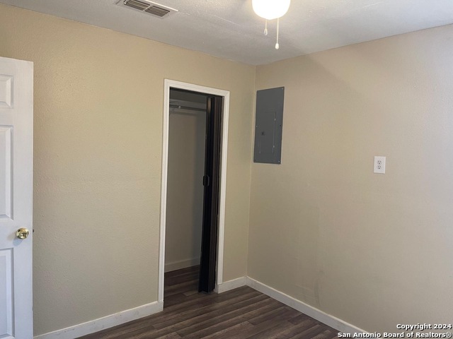 Listing photo id 11 for 516 Holland St E