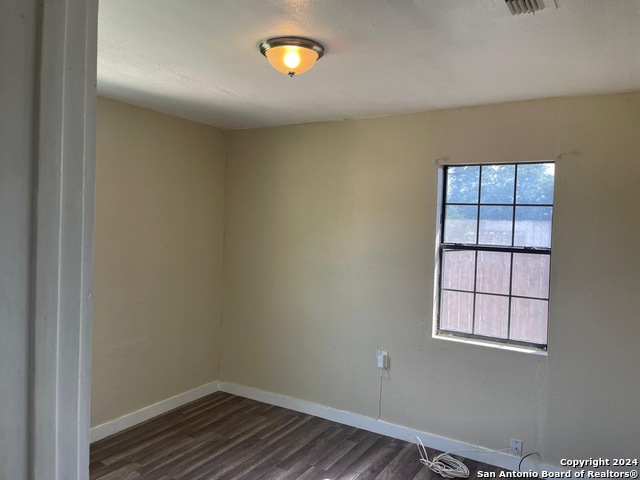 Listing photo id 12 for 516 Holland St E