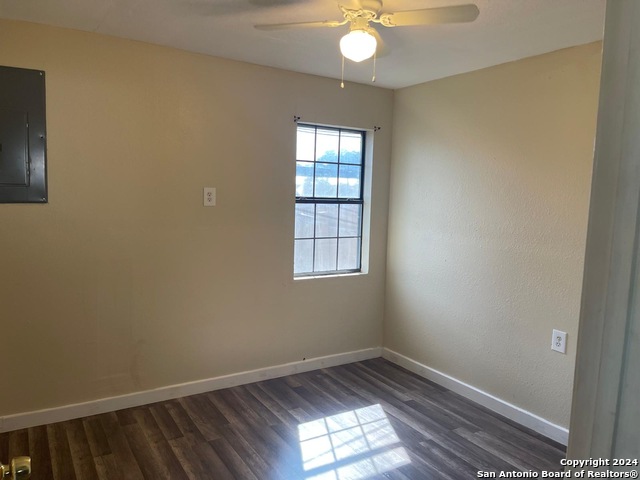 Listing photo id 13 for 516 Holland St E